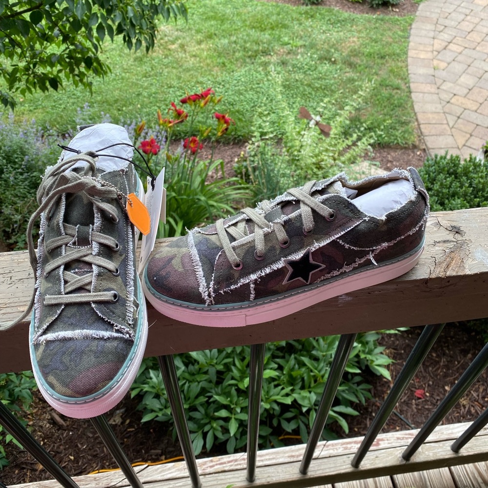 Myra Camo sneakers NWT’s. Size 9